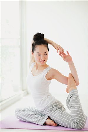 simsearch:622-06964327,k - Young woman practicing yoga Fotografie stock - Premium Royalty-Free, Codice: 622-06964284