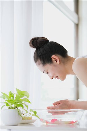 plant bathroom - Young woman washing face Stock Photo - Premium Royalty-Free, Code: 622-06964281