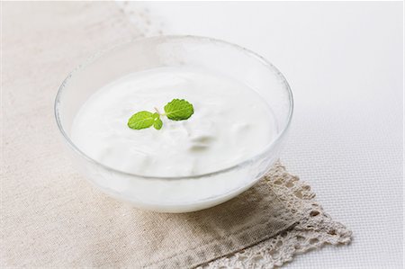 placemat nobody - Cup of yogurt Stock Photo - Premium Royalty-Free, Code: 622-06964396