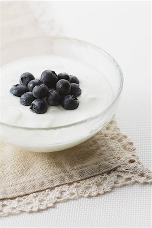 placemat - Cup of yogurt and blueberries Stock Photo - Premium Royalty-Free, Code: 622-06964397