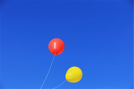 Balloons flying in the blue sky Foto de stock - Sin royalties Premium, Código: 622-06964390