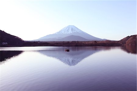 Mount Fuji reflected on water, Yamanashi Prefecture Photographie de stock - Premium Libres de Droits, Code: 622-07108348