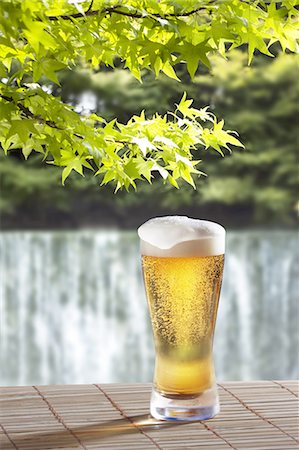 Glass of beer and green leaves Foto de stock - Sin royalties Premium, Código: 622-07108466