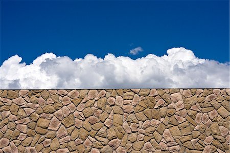simsearch:622-07108951,k - Stone wall and blue sky with clouds Foto de stock - Sin royalties Premium, Código: 622-07108935