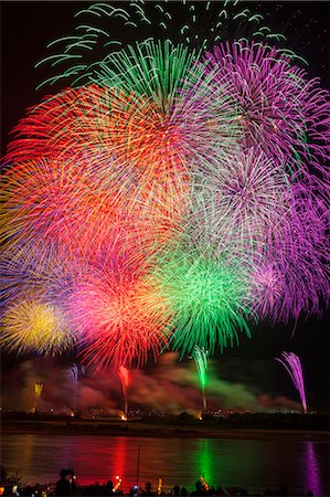 red yellow and green - Nagaoka Fireworks Festival Foto de stock - Sin royalties Premium, Código: 622-07118050