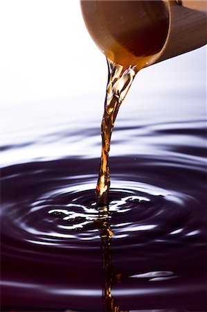 simsearch:622-06487180,k - Pouring soy sauce Photographie de stock - Premium Libres de Droits, Code: 622-07519505