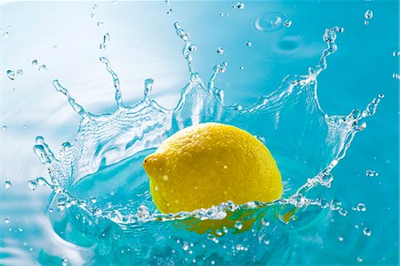 splashing into water - Water and lemon Stock Photo - Premium Royalty-Free, Code: 622-07519507