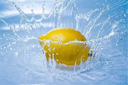 splashing into water - Water and lemon Stock Photo - Premium Royalty-Free, Code: 622-07519512