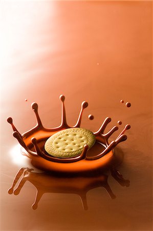 Biscuit and chocolate crown Photographie de stock - Premium Libres de Droits, Code: 622-07519552