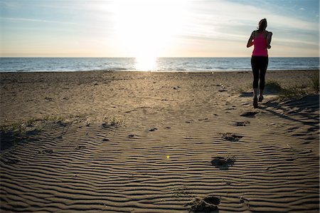 ravenna - Young Girl Running On The Sand Stockbilder - Premium RF Lizenzfrei, Bildnummer: 622-07736001