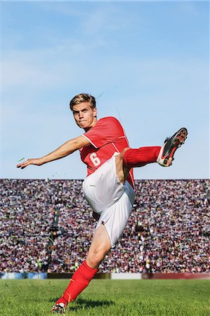 Soccer Player Kicking Photographie de stock - Premium Libres de Droits, Code: 622-07736021