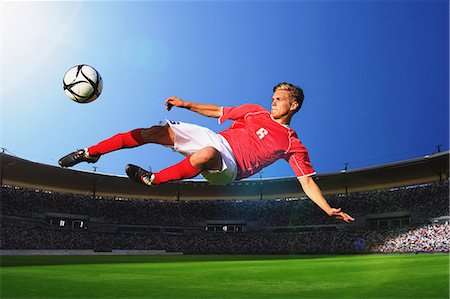 Soccer Player Kicking The Ball In Mid-Air Stockbilder - Premium RF Lizenzfrei, Bildnummer: 622-07736023