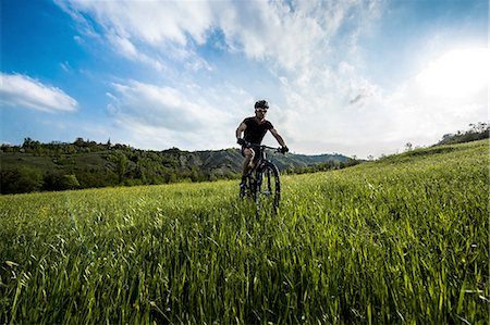 sport extrême - Man riding mountain bike in nature in the Bologna countryside, Italy Photographie de stock - Premium Libres de Droits, Code: 622-07736052