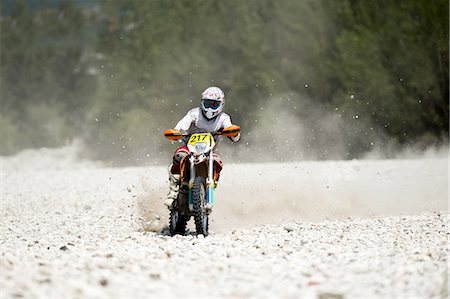 pista de terra - Man Riding Enduro Bike on Stony Trail Foto de stock - Royalty Free Premium, Número: 622-07736064