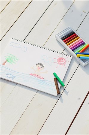 Crayons and drawing on white wooden flooring Photographie de stock - Premium Libres de Droits, Code: 622-07743524