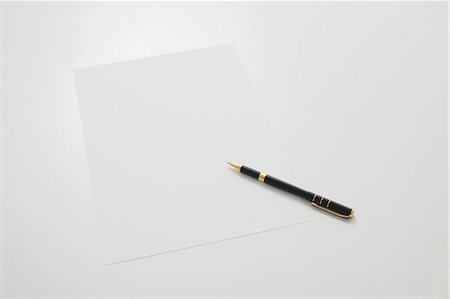 pen (writing instrument) - Pen and paper Foto de stock - Sin royalties Premium, Código: 622-07743536