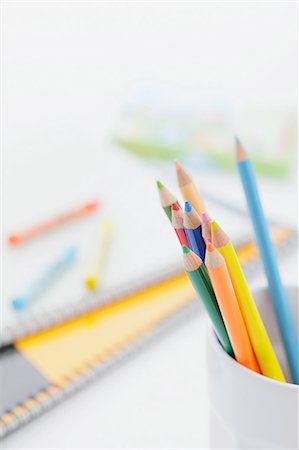 simsearch:622-07743549,k - Colored pencils Foto de stock - Sin royalties Premium, Código: 622-07743548