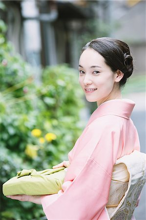 simsearch:622-07743564,k - Young Japanese woman in a traditional kimono Foto de stock - Royalty Free Premium, Número: 622-07743565
