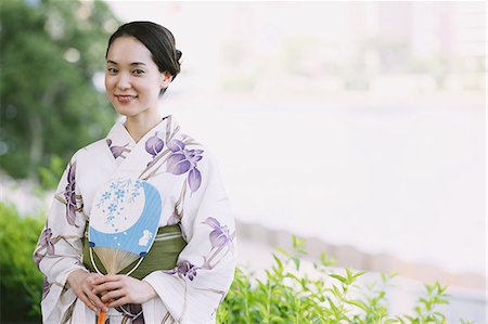 simsearch:622-07743564,k - Young Japanese woman in a traditional kimono Foto de stock - Royalty Free Premium, Número: 622-07743567