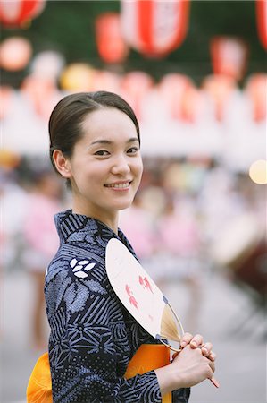Young Japanese woman in a traditional kimono at a summer festival Foto de stock - Sin royalties Premium, Código: 622-07743568