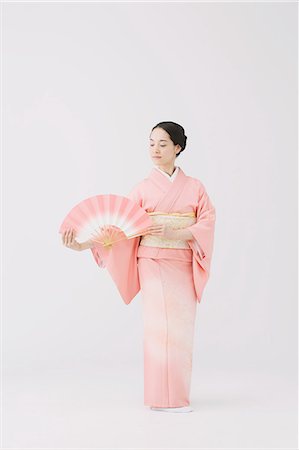 simsearch:622-07743564,k - Young Japanese woman in a traditional kimono against white background Foto de stock - Royalty Free Premium, Número: 622-07743562