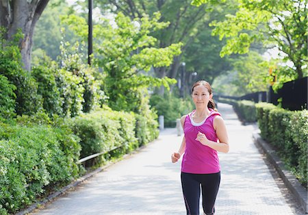 simsearch:622-07760685,k - Young Japanese girl running in the park Photographie de stock - Premium Libres de Droits, Code: 622-07760588