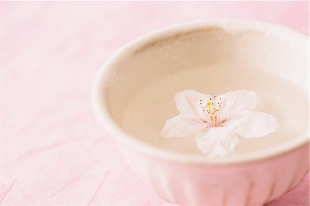 Cherry blossom floating in a cup Foto de stock - Sin royalties Premium, Código: 622-07810805