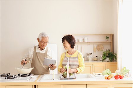 Senior adult Japanese couple in the kitchen Stock Photo - Premium Royalty-Free, Code: 622-07810955