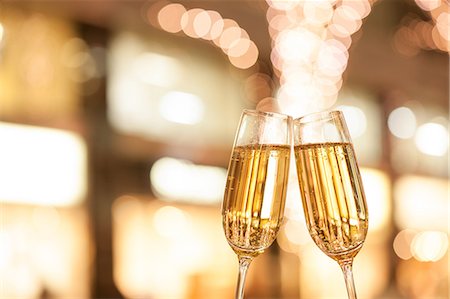 diciembre - Toasting with champagne Foto de stock - Sin royalties Premium, Código: 622-08065191