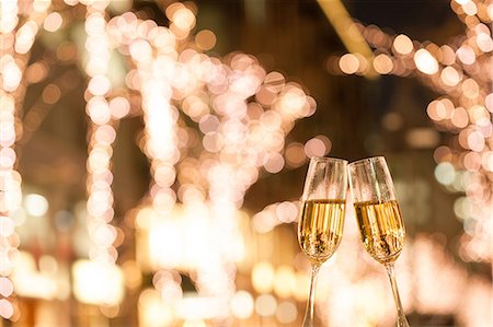 pascua - Toasting with champagne Photographie de stock - Premium Libres de Droits, Code: 622-08065192