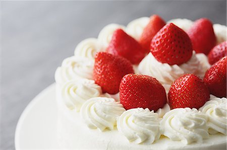 simsearch:622-06809351,k - Strawberry Cake Photographie de stock - Premium Libres de Droits, Code: 622-08065206