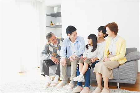 simsearch:859-08481647,k - Three-generation Japanese family on the sofa in the living room Foto de stock - Sin royalties Premium, Código: 622-08122663