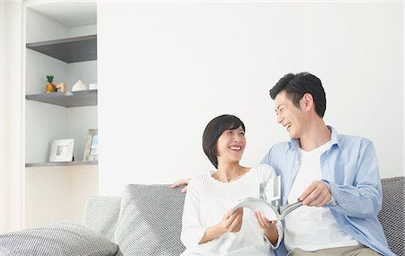 Japanese couple on the sofa with book Stock Photo - Premium Royalty-Free, Code: 622-08122674