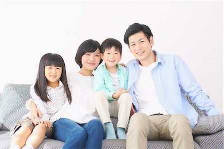 simsearch:859-06617381,k - Japanese family on the sofa Photographie de stock - Premium Libres de Droits, Code: 622-08122684