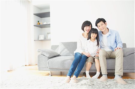 simsearch:622-08138965,k - Japanese family on the sofa Foto de stock - Sin royalties Premium, Código: 622-08122686