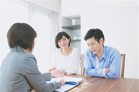 presentando - Young Japanese couple consulting with financial planner Foto de stock - Sin royalties Premium, Código: 622-08122700