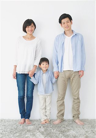 front of the queue - Young Japanese family Stock Photo - Premium Royalty-Free, Code: 622-08122713