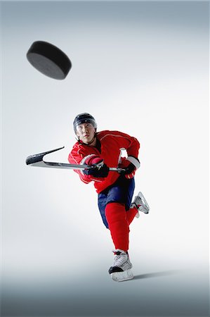 strike - Young Male Ice Hockey Player Fotografie stock - Premium Royalty-Free, Codice: 622-08122729