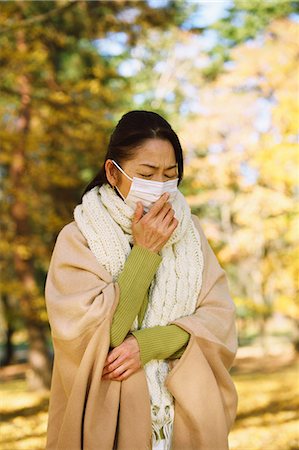 estornudar - Senior Japanese woman with mask feeling sick Foto de stock - Sin royalties Premium, Código: 622-08122780