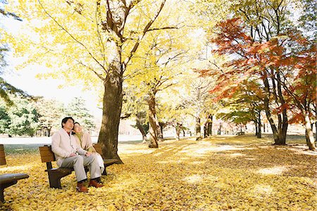 Senior Japanese couple sitting on a bench in a city park Stock Photo - Premium Royalty-Free, Code: 622-08122783
