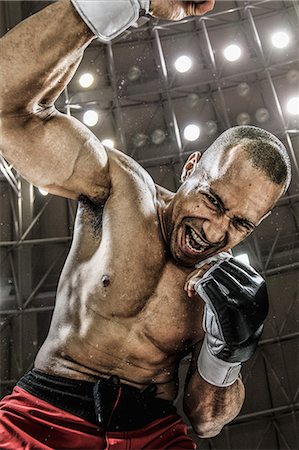 strike - Bald male athlete in a fighting pose Fotografie stock - Premium Royalty-Free, Codice: 622-08122807