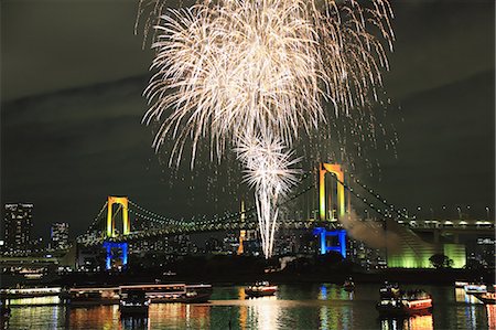 rainbow bridge - Fireworks in Odaiba bay, Tokyo, Japan Foto de stock - Sin royalties Premium, Código: 622-08122838