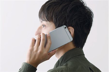 simsearch:859-06824638,k - Young Japanese man on the phone Fotografie stock - Premium Royalty-Free, Codice: 622-08122910