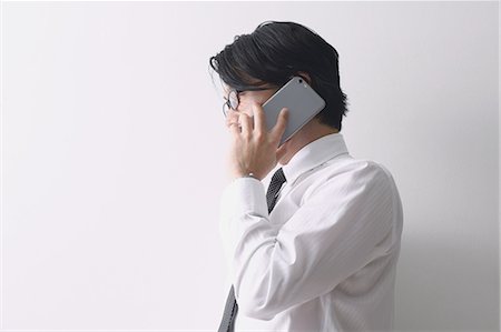 Japanese businessman working with large display smartphone Photographie de stock - Premium Libres de Droits, Code: 622-08122912