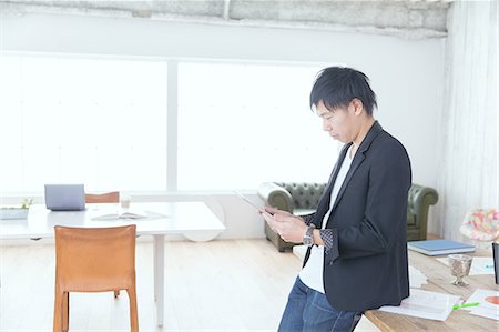 Japanese man working in modern office Foto de stock - Sin royalties Premium, Código: 622-08122937
