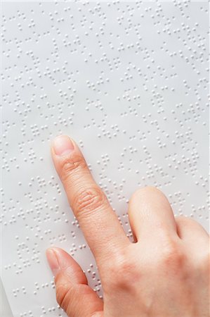 Hand reading Braille paper Photographie de stock - Premium Libres de Droits, Code: 622-08123072