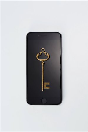 simsearch:700-06368302,k - Key and smartphone Stock Photo - Premium Royalty-Free, Code: 622-08123091