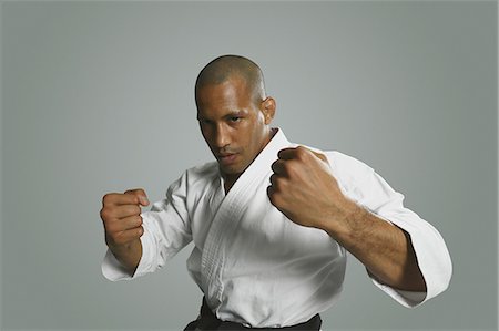 Bald male athlete in a fighting pose Foto de stock - Sin royalties Premium, Código: 622-08123203