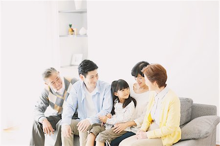 simsearch:859-08481647,k - Three-generation Japanese family on the sofa in the living room Foto de stock - Sin royalties Premium, Código: 622-08123219