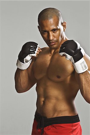 Bald male athlete in a fighting pose Photographie de stock - Premium Libres de Droits, Code: 622-08123212